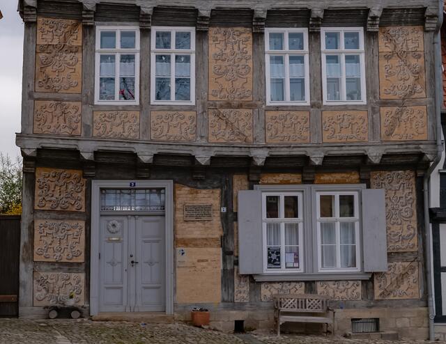 ... reiche Verzierung am Haus  ...