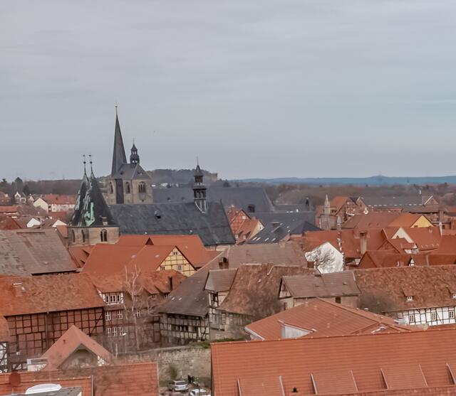 ... links St. Blasii und die Marktkirche ...