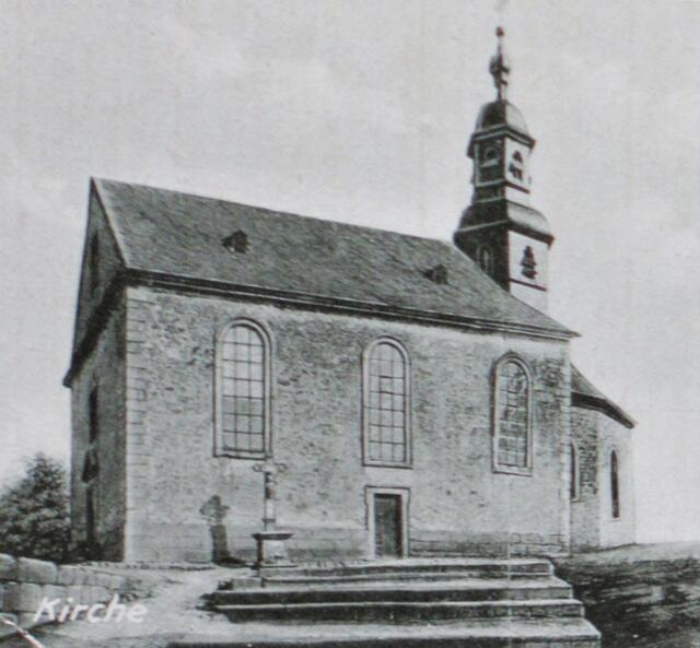 Kirche St. Michael in Anzefahr. Das große steinerne Kreuz wurde am 29. März 1945 zertrümmert.