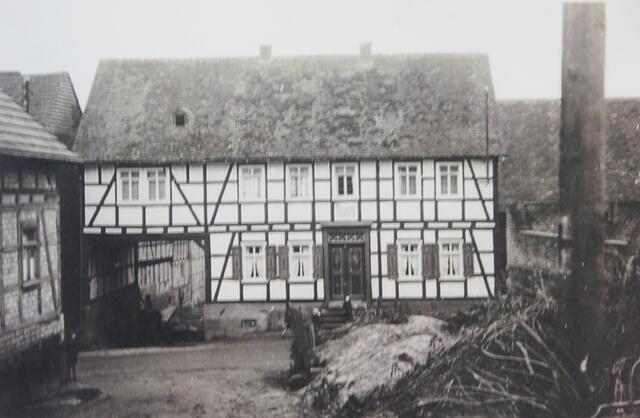 Blick vom Hohlweg auf das Wohnhaus Familie Lauer