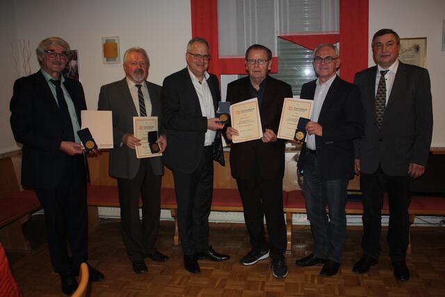 Mit der Ehrenmedaille des Chorverbandes Bayerisch-Schwaben wurden von Präsident Jürgen Schwarz geehrt
(von links Schatzmeister Ludwig Schmidt, Verbandschorleiter Anton Kapfer, Präsident Jürgen Schwarz,
der scheidende Verbandsvorsitzende Günther Durner, Geschäftsführer Walter Ernst und der künftige
Verbandsvorsitzende Franz Lingel.