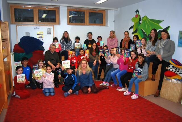 Rotarier Hans Peter Elsässer übergab an eine Klasse einer Grundschule Bücher aus dem Programm Rotary4L. | Foto: Rotary Club Marburg