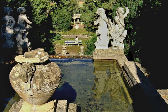 an der 100 m langen Wasserachse der Roseburg