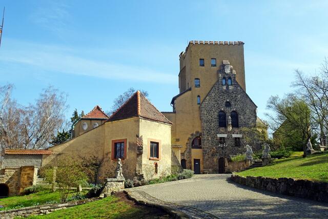 Wohnturm, links die Remise