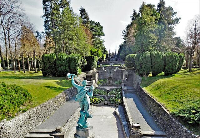 Wasserachse der Roseburg im Frühjahr