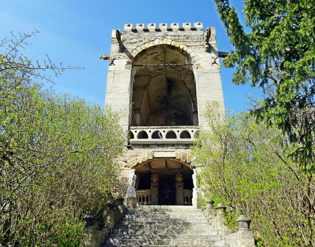 der Aussichtsturm, im unteren Teil befindet sich das Mausoleum. Hier wurden 1941 Bernhard Sehring und Brunhilde Sehring 1950 beigesetzt. Mittlerweile wurden die sterblichen Überreste  nach Berlin überführt