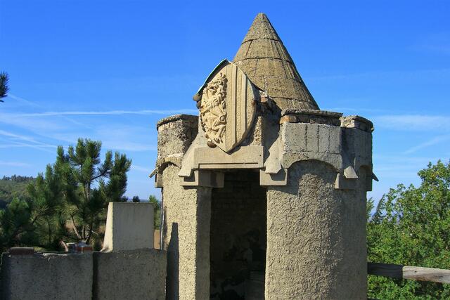 der Aussichtsturm, im unteren des Aussichtsturm befindet sich das Mausoleum bzw. die Familiengruft von Hildegard und Bernhard Sehring. Leider wurden die Urnen entwendet!!!