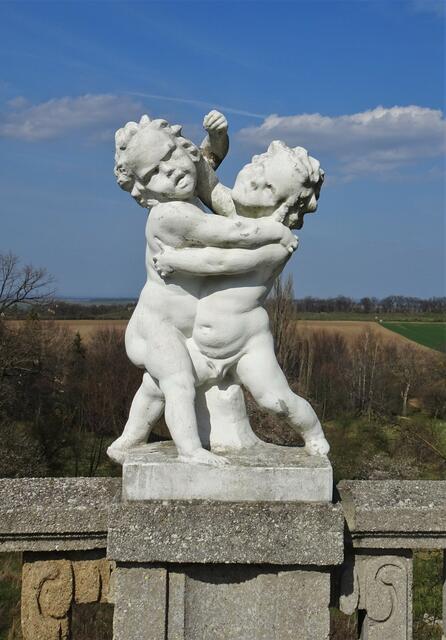 über 20 Putten säumen die Aussichtsterrasse und die Puttengalerie an der Lindenallee. Die Putten wurden von Bildhauer Heinrich Goetschmann aus Stampfbeton geschaffen