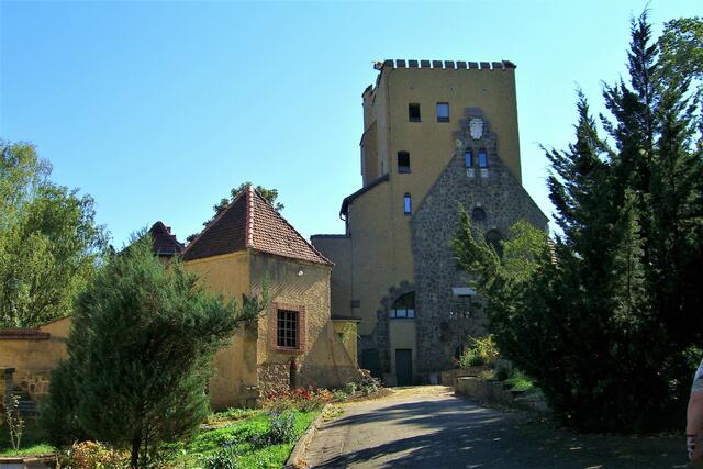 Parkanlage mit Wohnturm der Roseburg
