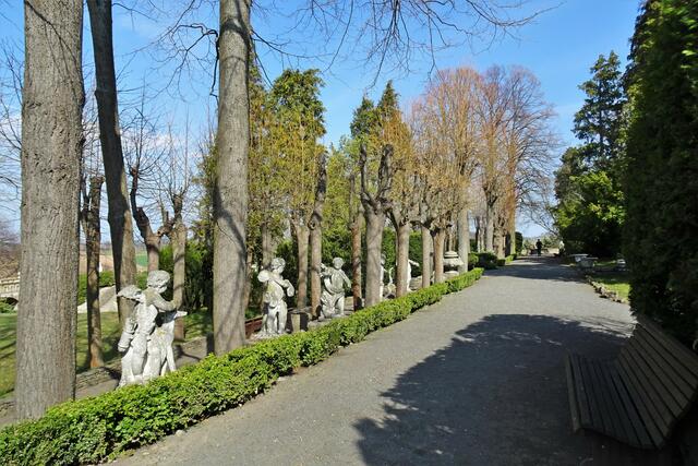 Lindenallee mit Putten