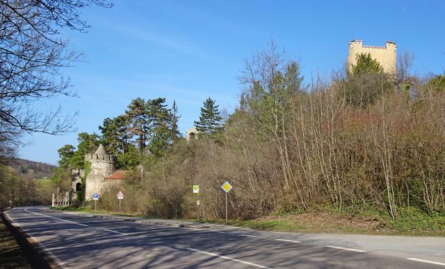 die Roseburg mit Wohnturm und links der Wachturm direkt an der Umfassungsmauer mit Wehrgang