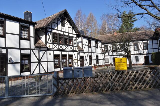 über 100 Jahre war das Sternhaus eine beliebte Waldgaststätte. Seit über zwei Jahren ist es leider mit der Gastlichkeit vorbei ! Ansicht vom Osten