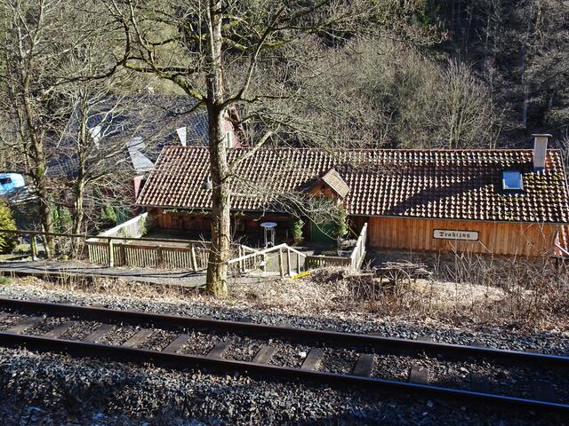 das Scheunen - Cafe direkt an der Haltestelle der Selketalbahn, es wurde nach 1989 in einem Gebäude der ehemaligen Revierförsterei eingerichtet