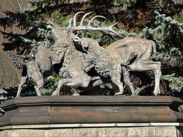 der berühmte Kunstguss der "Besiegte Hirsch" wurde 1862 von Johann Heinrich Kureck, Modelleur der Herzoglichen Eisenhütte Mägdesprung, geschaffen