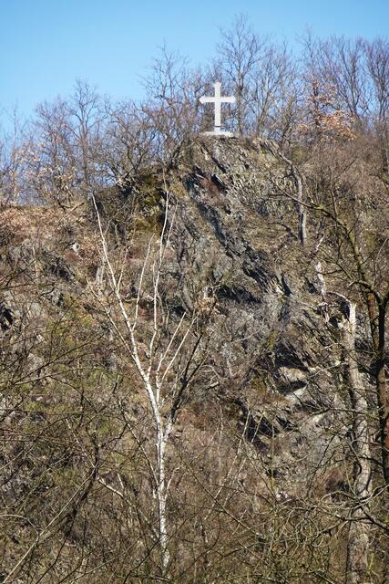 das Gedenk - Kreuz für Herzog Alexius am Mägdetrappen - Felsen