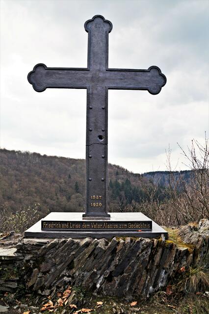 zu Ehren von Herzog Alexius, dem Gründer von Alexisbad, wurde 1837 dieses gusseiserne Gedenkkreuz errichtet. Während der Kriegshandlungen wurde 1945 dieses Kreuz zerstört und landete in der im Tal fließenden Selke. Nach dem Jahrhunderthochwasser im April 1994 wurde dieses Kreuz  entdeckt und wieder errichtet.