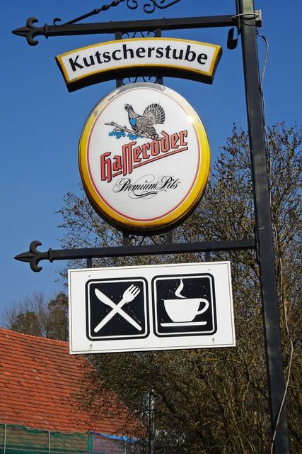 das Werbeschild hat den Brand unbeschadet überstanden