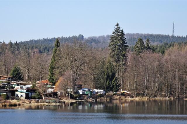 der Bremer Teich mit Campingplatz, im Hintergrund der Sendemast Rammberg