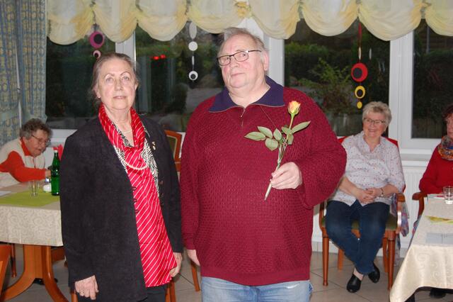 Brunhild Osterwald überreicht Klaus Bittner eine Treuerose