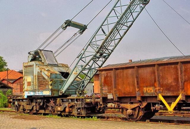 ein historischer Eisenbahn-Kran