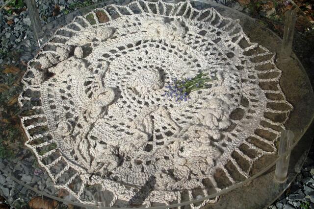 Einer der zwölf Häkelkreise des Gemeinschaftsprojekts "Stiches in Time".