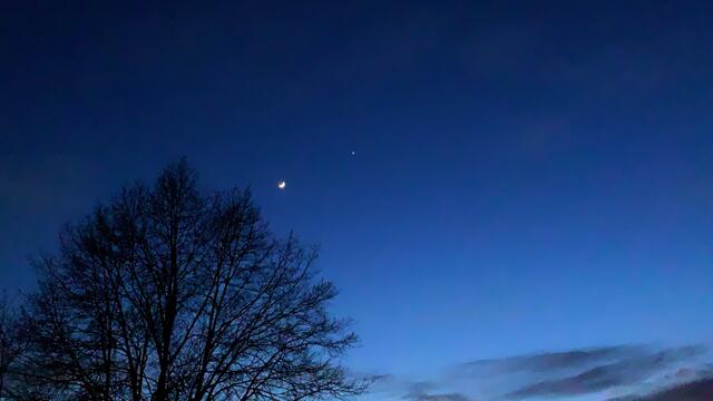 28. März 2020. Die Mondsichel und die Venus.
Auffallender Abendstern Venus.