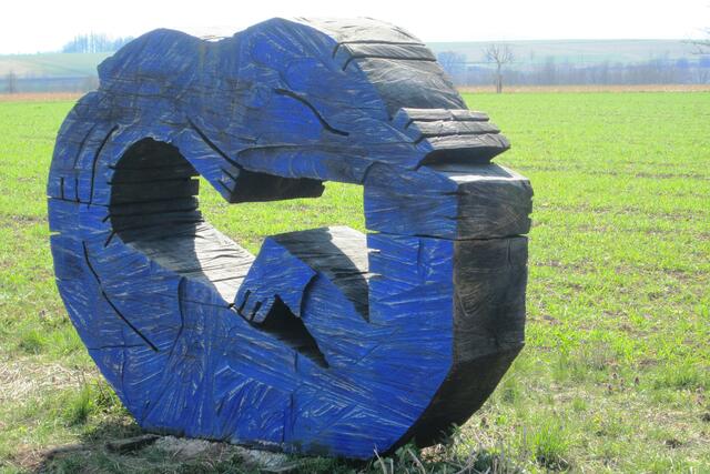 Durchblick auf dem Kunstweg Battenberg.