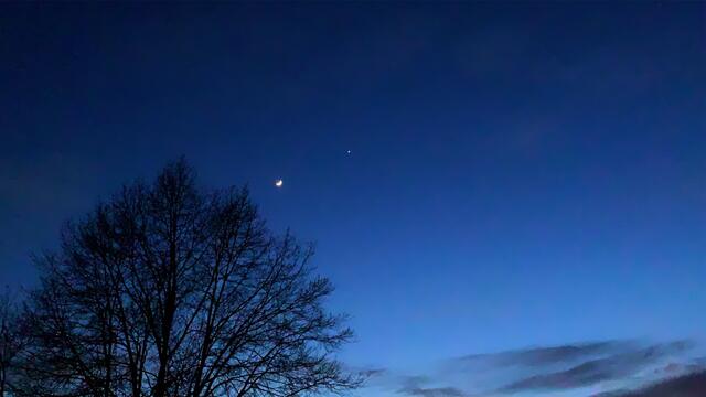 28. März 2020. Die Mondsichel und die Venus.
Auffallender Abendstern Venus.