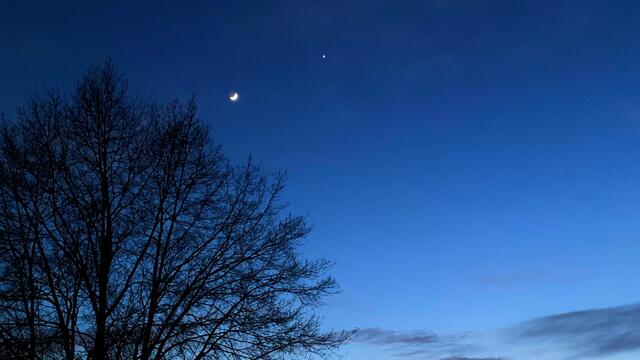 28. März 2020. Die Mondsichel und die Venus.
Auffallender Abendstern Venus.