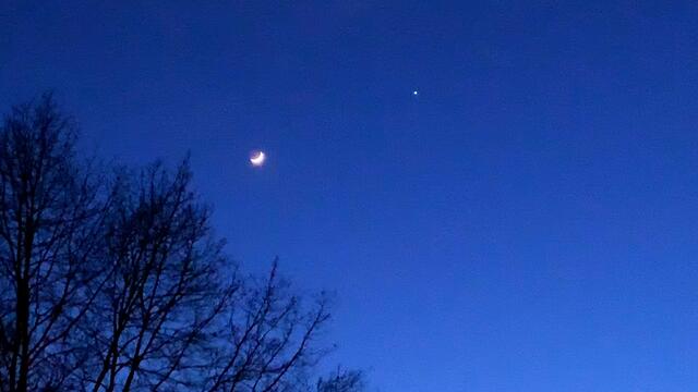 28. März 2020. Die Mondsichel und die Venus.
Auffallender Abendstern Venus.