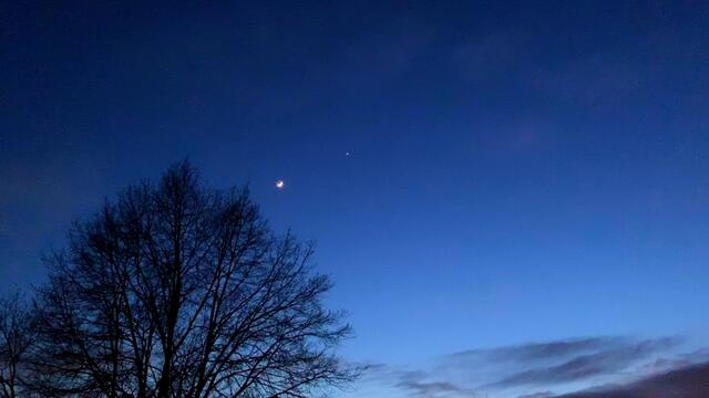 28. März 2020. Die Mondsichel und die Venus.
Auffallender Abendstern Venus.