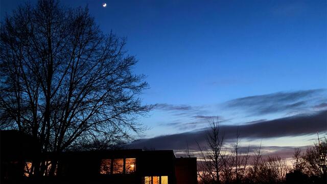 28. März 2020. Die Mondsichel und die Venus.
Auffallender Abendstern Venus.