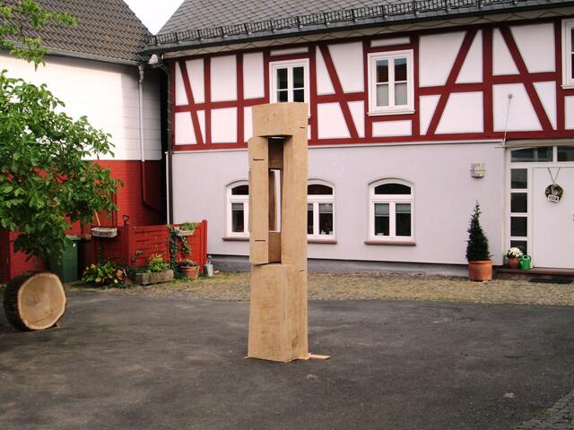 Das Kunstwerk, das beim Bildhauersymposium im September 2018 in Battenberg (Eder) erstellt wurde.