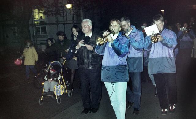 St. Martinsumzug am 11. November 2000 in Döhren: Die Funkenartillerie Blau-Weiß war mit ihrem Fanfarenzug dabei.