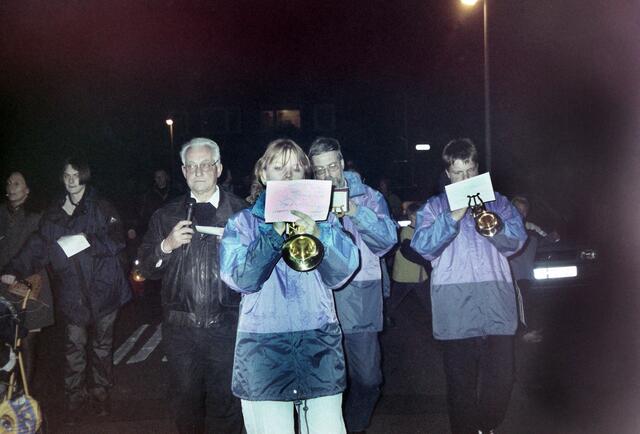 St. Martinsumzug am 11. November 2000 in Döhren: Die Funkenartillerie Blau-Weiß war mit ihrem Fanfarenzug dabei.