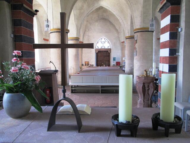 Blick vom Altar zum Ausgang.