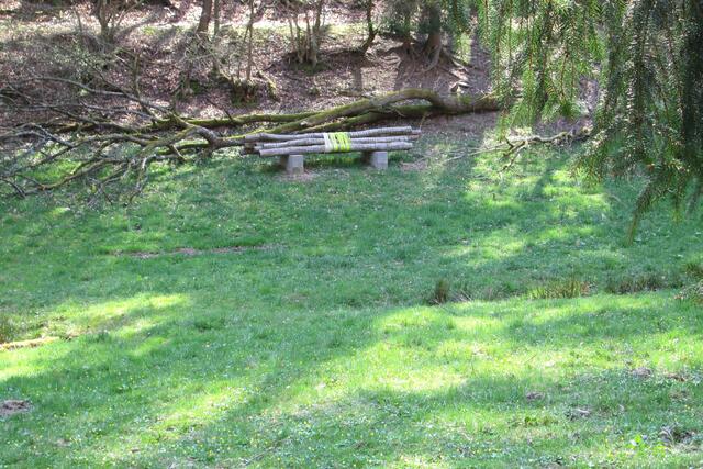 Blick von der westlichen Talseite. Von diesem Weg kann sich der Betrachter über den dort verrohrten Bürgerbach dem Werk von Astrid E. Müller nähern.