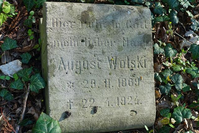 Ganz alter Grabstein, Inschrift aber noch lesbar.