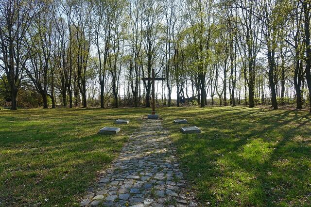 Die am südlichen Ende gelegene Gedenkstätte für Kriegsopfer ist gepflegt. Kupferplatten mit Namen der Opfer befinden sich an der Seite links und rechts vom Kreuz.