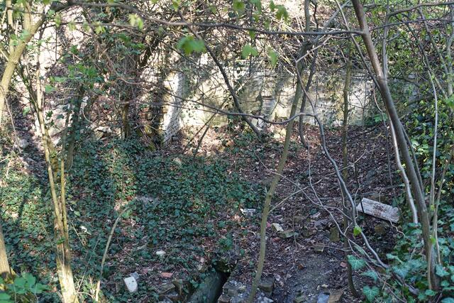 Grube mit den (wahrscheinlichen) Resten der Grundmauern der ehemaligen Kapelle