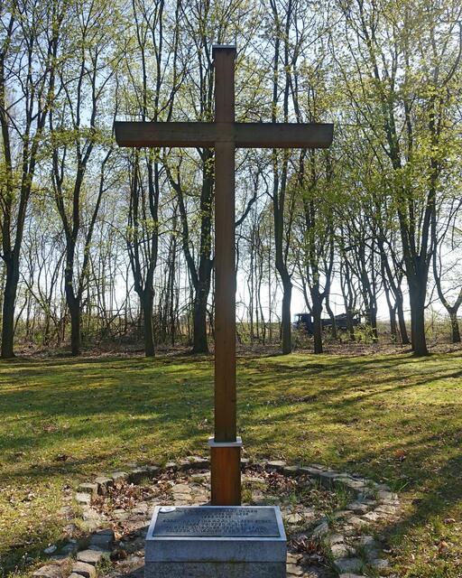 Unter dem Kreuz ist eine Kupferplatte angebracht mit einer Inschrift (Zitat von Theodor Heuss). 

Die Inschrift lautet:
AUF DIESEM FRIEDHOF RUHEN
170 OPFER DES KRIEGES
1939 – 1945
„SORGT IHR, DIE IHR NOCH IM LEBEN STEHT
DASS FRIEDEN BLEIBT,
FRIEDEN ZWISCHEN DEN MENSCHEN,
FRIEDEN ZWISCHEN DEN VÖLKERN.“
THEODOR HEUSS