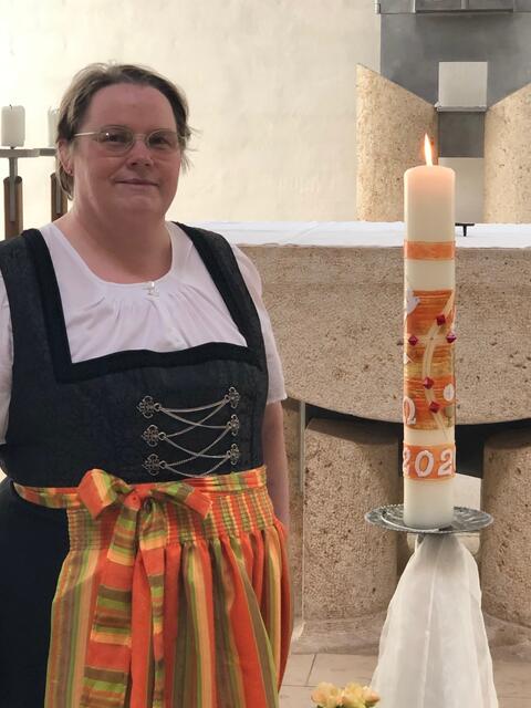 Die Künstlerin mit der Osterkerze 2020.