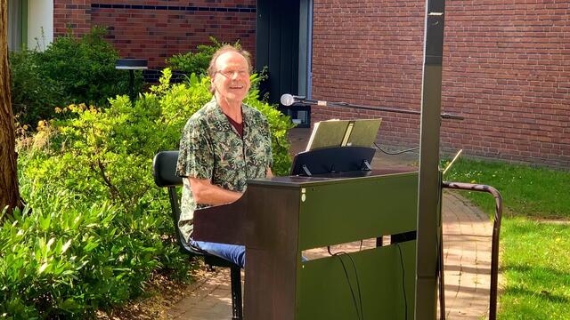 I. 16. April 2020. Offenes Balkon-Singen im Park des GDA Hannover mit Albrecht von Blanckenburg.