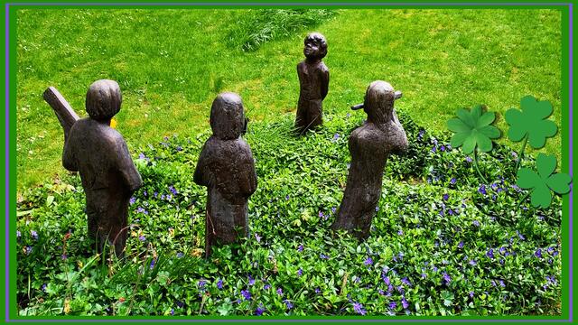 I. 16. April 2020. Offenes Balkon-Singen im Park des GDA Hannover mit Albrecht von Blanckenburg.                           Orchester im Park.