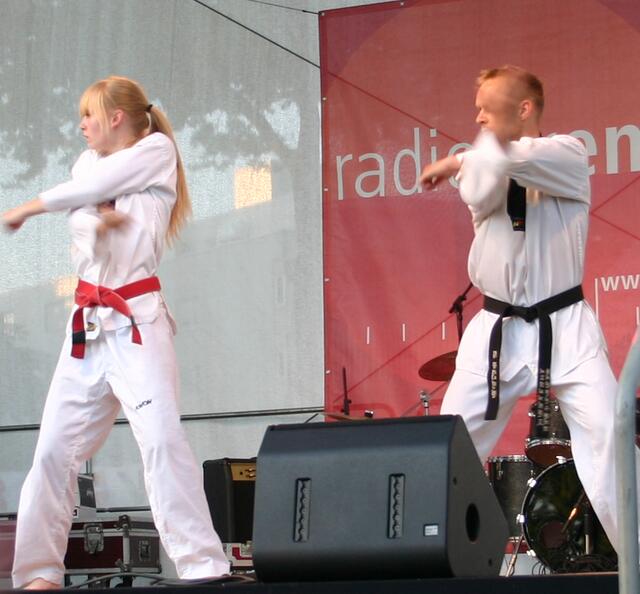 Helen Burghardt und Tim Glenewinkel von Tura Bremen bei der großen Abschlussfeier der "Special Olympics National Games" (nationale Sommerspiele der Menschen mit geistiger Behinderung) in Bremen 2010.