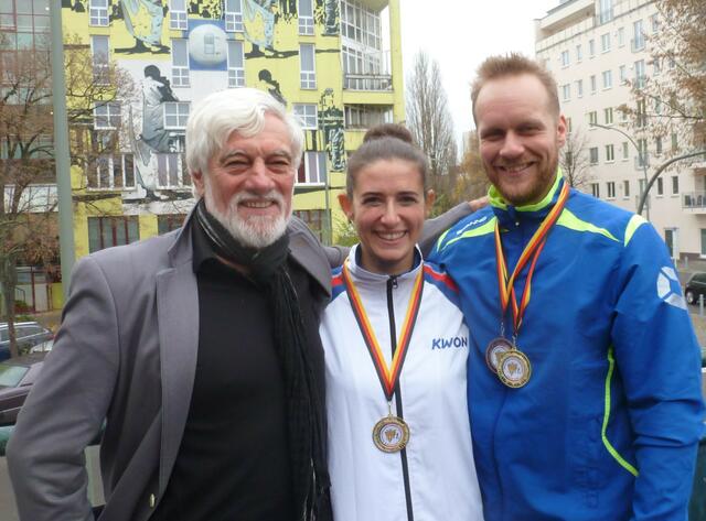 Weltmeisterschaft 2016 in Lima/Peru: Freude bei Tura Bremen - Trainer Roland Klein (links) über die Leistungen seines Schützlings Tim Glenewinkel, der mit seiner Partnerin Raffaela Delli Santi bis in die Endrunde der besten acht Mannschaften im Paarlauf vordringen und dort einen nicht erwarteten fünften Platz erringen konnte.