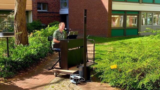 I. 16. April 2020. Offenes Balkon-Singen im Park des GDA Hannover mit Albrecht von Blanckenburg.