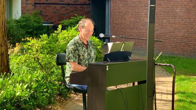 I. 16. April 2020. Offenes Balkon-Singen im Park des GDA Hannover mit Albrecht von Blanckenburg.