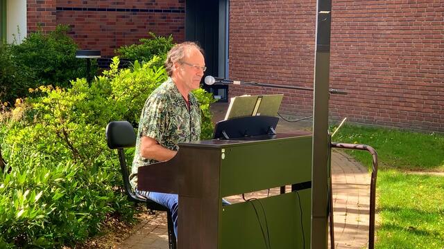 I. 16. April 2020. Offenes Balkon-Singen im Park des GDA Hannover mit Albrecht von Blanckenburg.