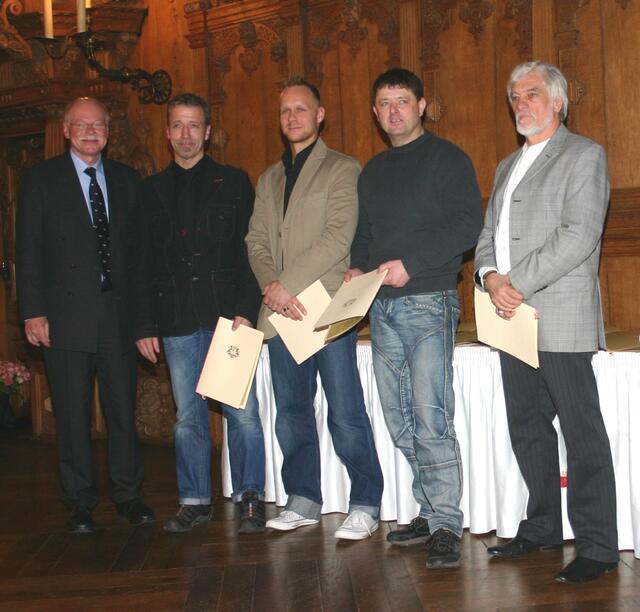 Für ihre großen sportlichen Erfolge zeichnete Bremens Sportsenator Ulrich Mäurer am 13. März 2012 in der Oberen Rathaushalle Werner Unland, Tim Glenewinkel und Joannis Malliaros von Tura Bremen mit ihrem Trainer Roland Klein (von links) aus.